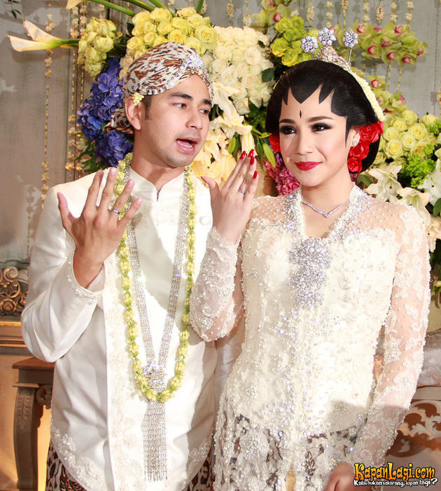 Momen pernikahan 10 penyanyi dengan adat Jawa, terbaru Tata Janeeta