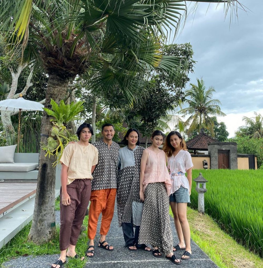 10 Pemotretan keluarga Anjasmara, ekspresi Arka Asmara jadi sorotan