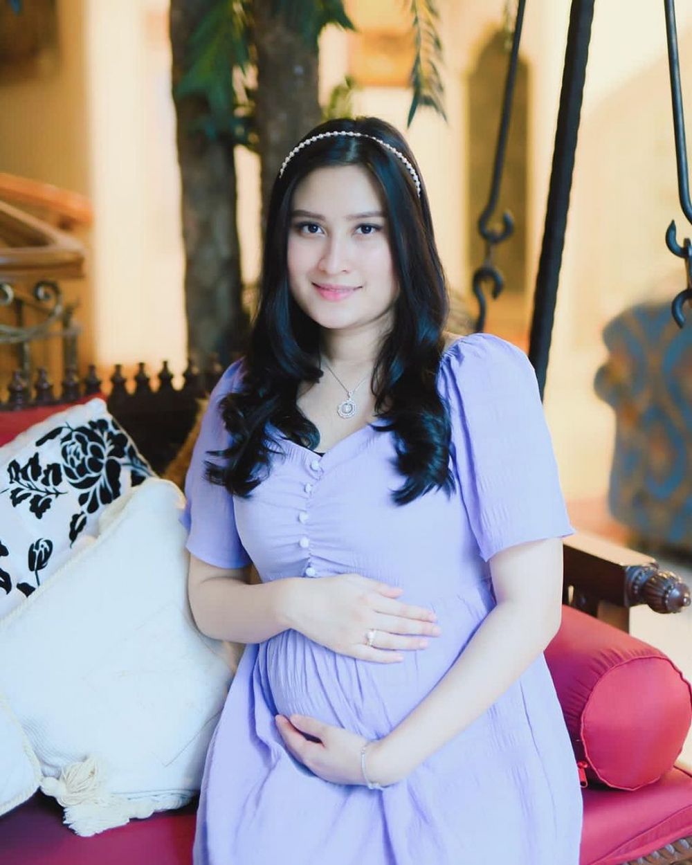 7 Potret maternity Angbeen Rishi & Adly Fairuz, simpel tapi elegan