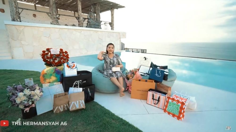 8 Momen Ashanty buka kado mewah ultah, ada yang lupa lepas label harga