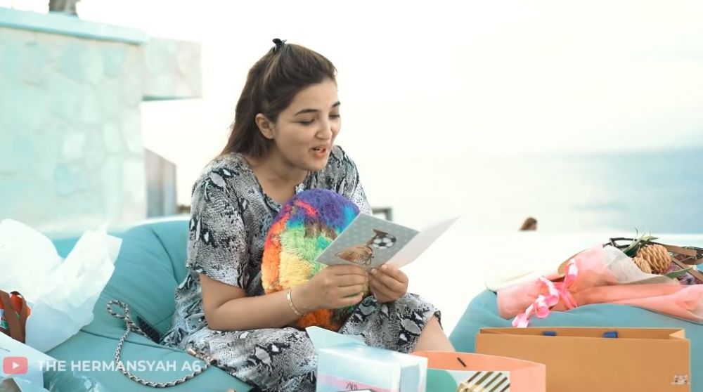 8 Momen Ashanty buka kado mewah ultah, ada yang lupa lepas label harga