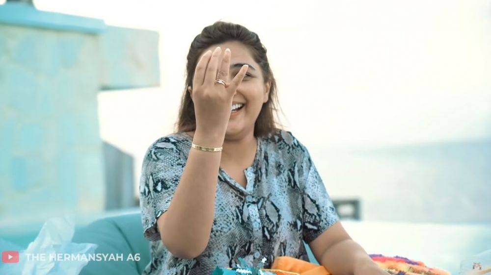 8 Momen Ashanty buka kado mewah ultah, ada yang lupa lepas label harga