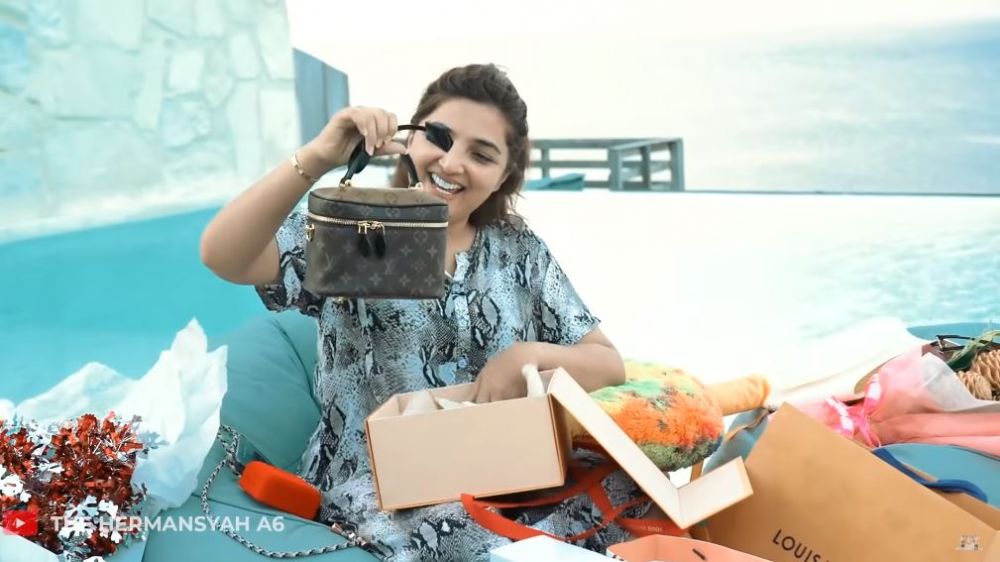 8 Momen Ashanty buka kado mewah ultah, ada yang lupa lepas label harga