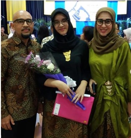 Menikah 20-an tahun, 7 pesinetron ini romantisnya bak pasangan baru