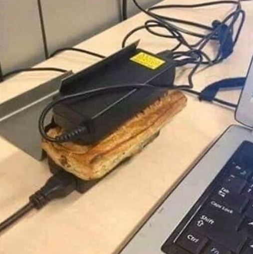 10 Potret lucu akibat kelamaan WFH, kreatifnya bikin tepuk jidat