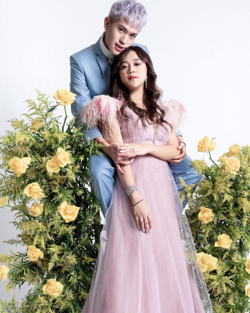 8 Gaya pemotretan terbaru Brisia Jodie dan Julian Jacob bak prewedding