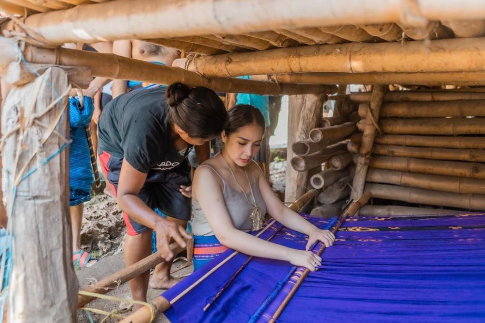 10 Momen liburan Raffi Ahmad dan Nagita di Sumba, belajar menenun kain