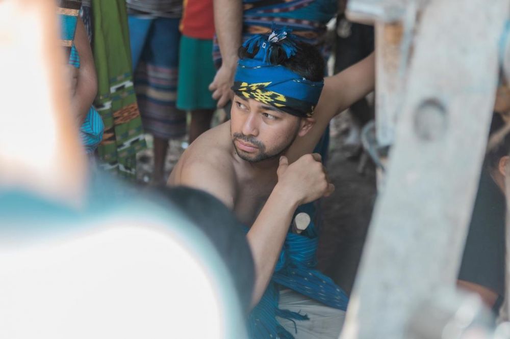 10 Momen liburan Raffi Ahmad dan Nagita di Sumba, belajar menenun kain