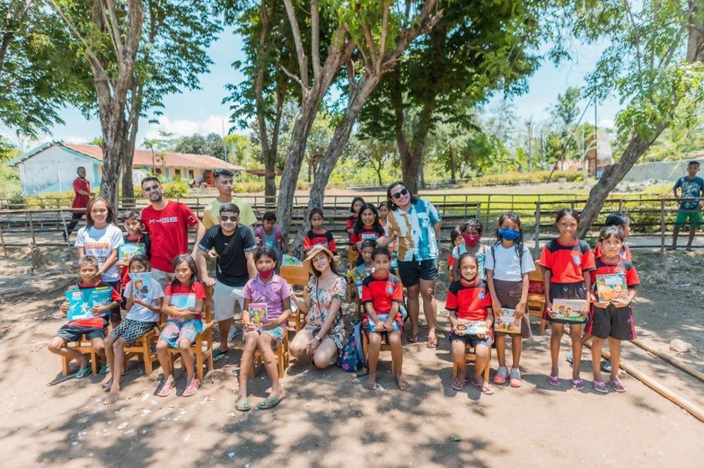 10 Momen liburan Raffi Ahmad dan Nagita di Sumba, belajar menenun kain