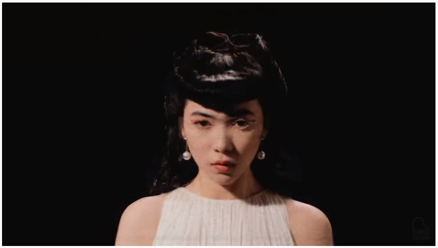 8 Potret Isyana Sarasvati bertema gothic dan vintage, gayanya unik