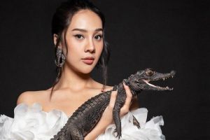 7 Gaya Anya Geraldine pemotretan dengan buaya, penuh aura berani