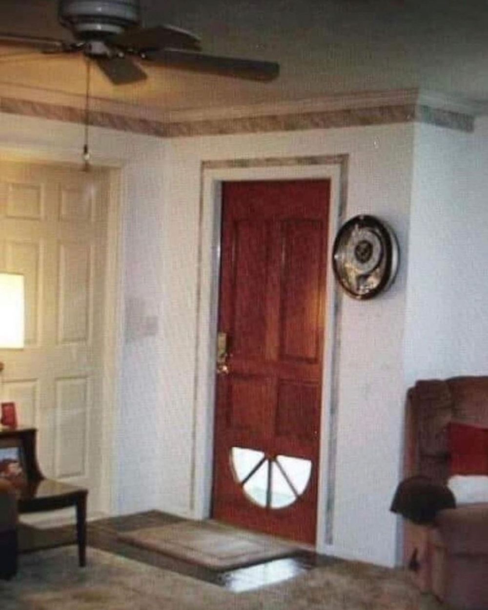 10 Desain pintu rumah terbalik ini bikin kamu nyengir kuda