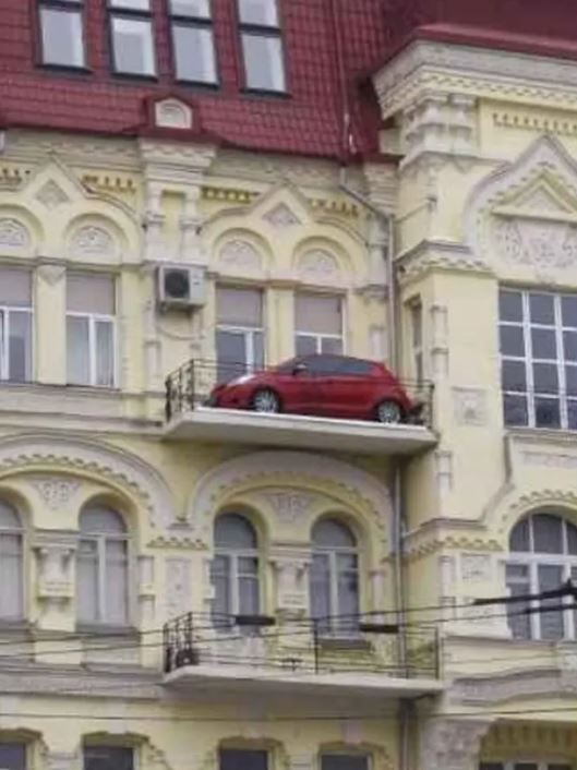 7 Potret lokasi parkir mobil ini nyeleneh, ada yang di atas kursi