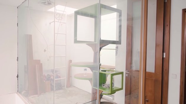 10 Potret renovasi rumah Raditya Dika, ruangan kucing curi perhatian