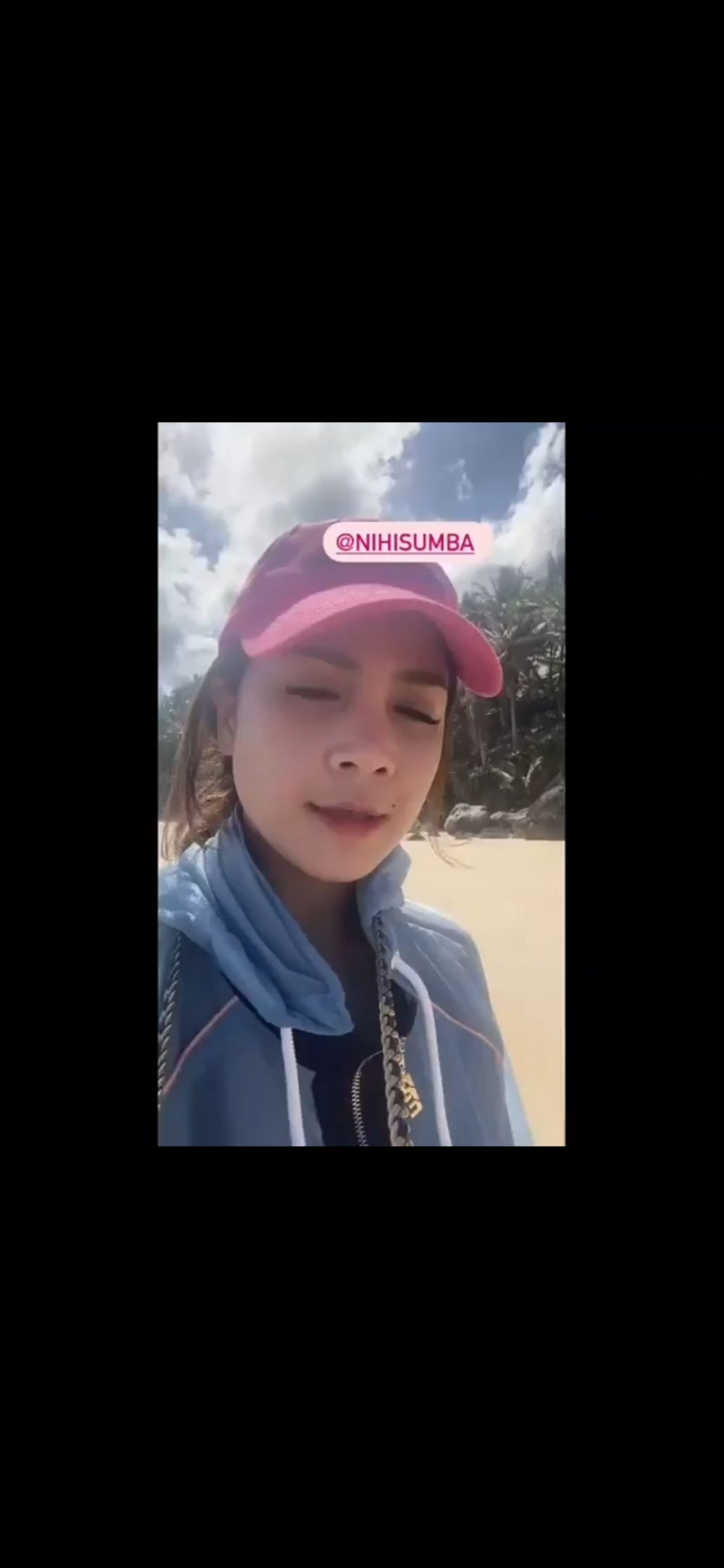 10 Gaya Nagita liburan di Sumba, taksiran harga outfitnya fantastis