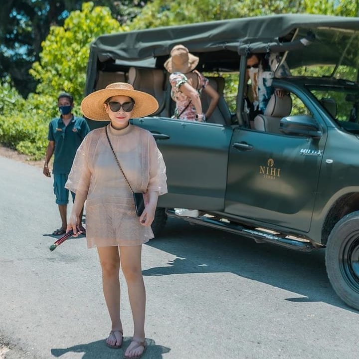 10 Gaya Nagita liburan di Sumba, taksiran harga outfitnya fantastis
