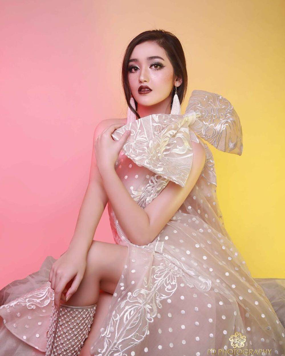 10 Pesona pesinetron cantik dengan makeup gothic, bikin pangling