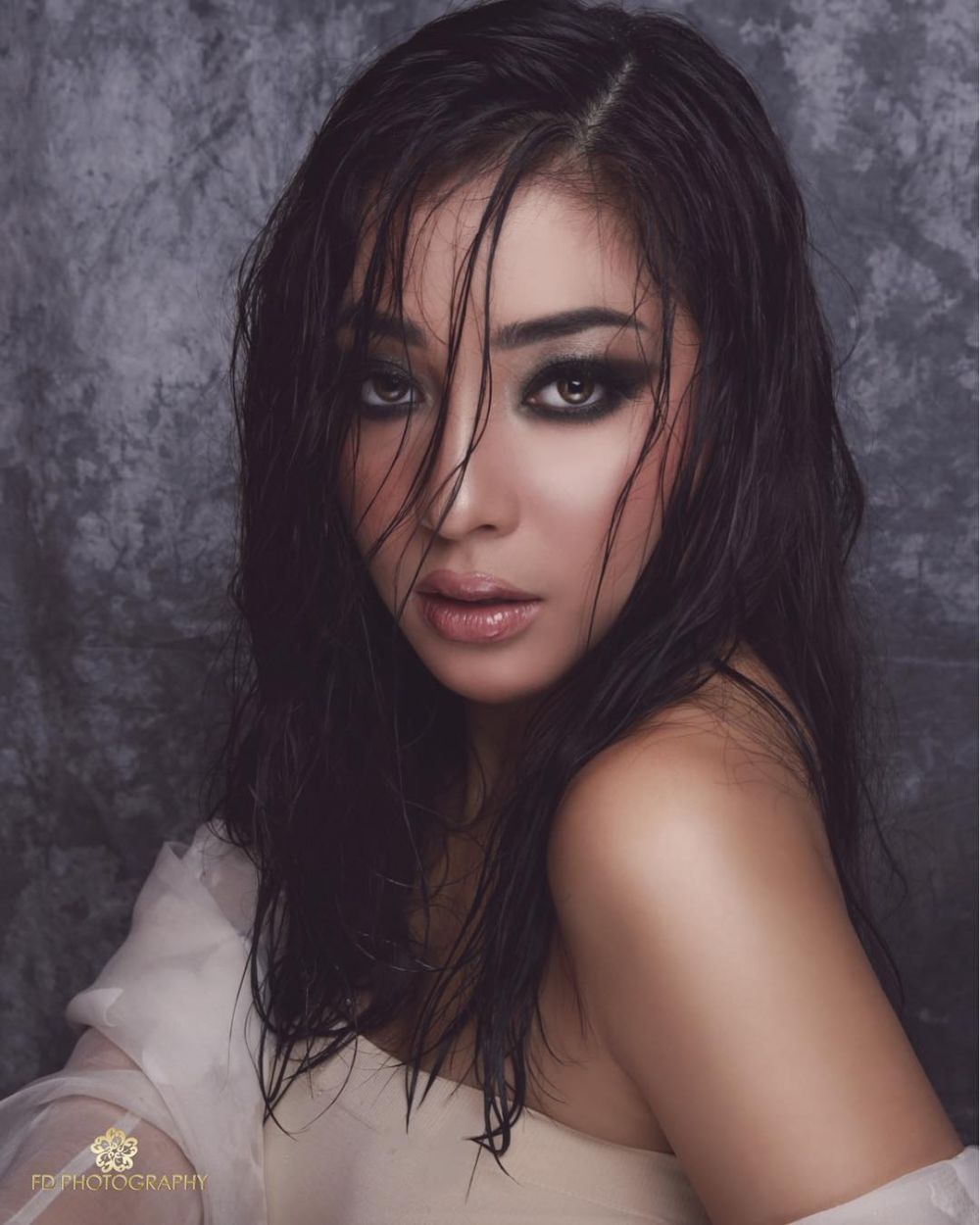 10 Pesona pesinetron cantik dengan makeup gothic, bikin pangling