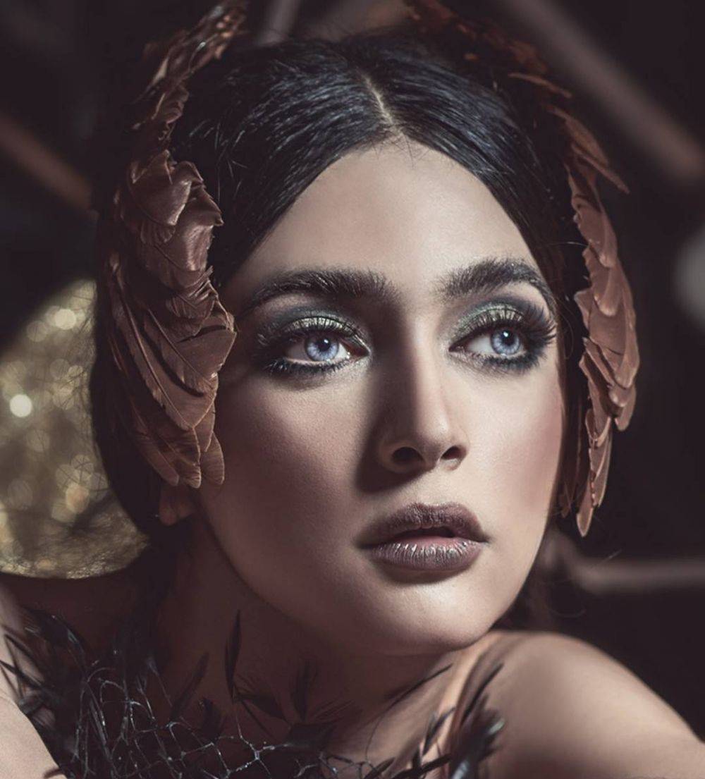 10 Pesona pesinetron cantik dengan makeup gothic, bikin pangling