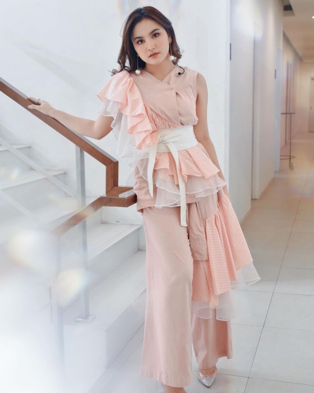 8 Gaya pemotretan Mahalini Raharja dengan berbagai tema, glamor abis