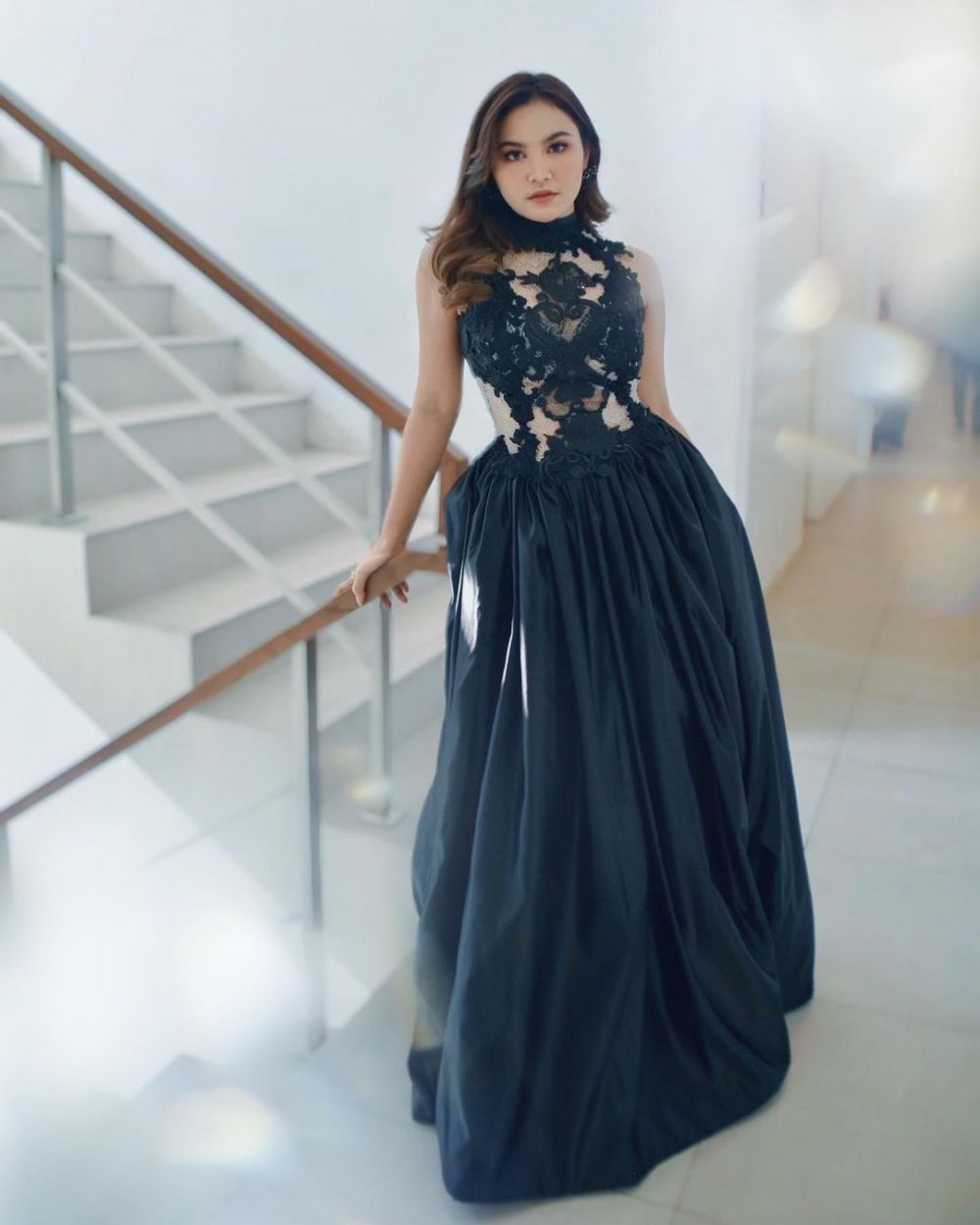 8 Gaya pemotretan Mahalini Raharja dengan berbagai tema, glamor abis