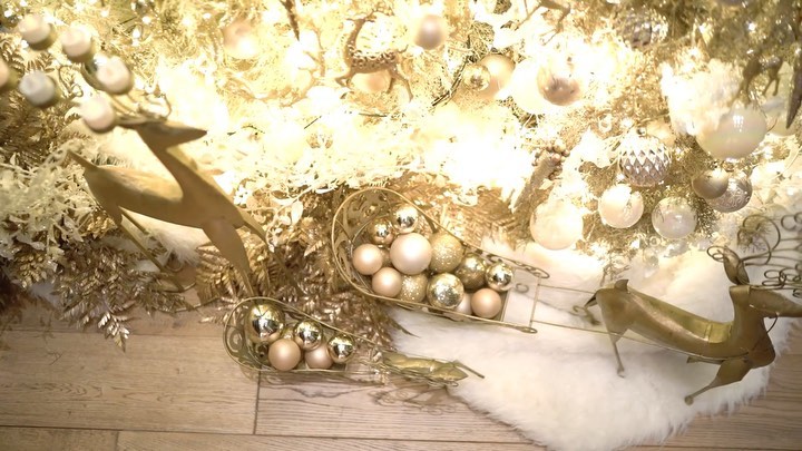 6 Potret dekorasi rumah Sandra Dewi jelang Natal, mewah dan elegan