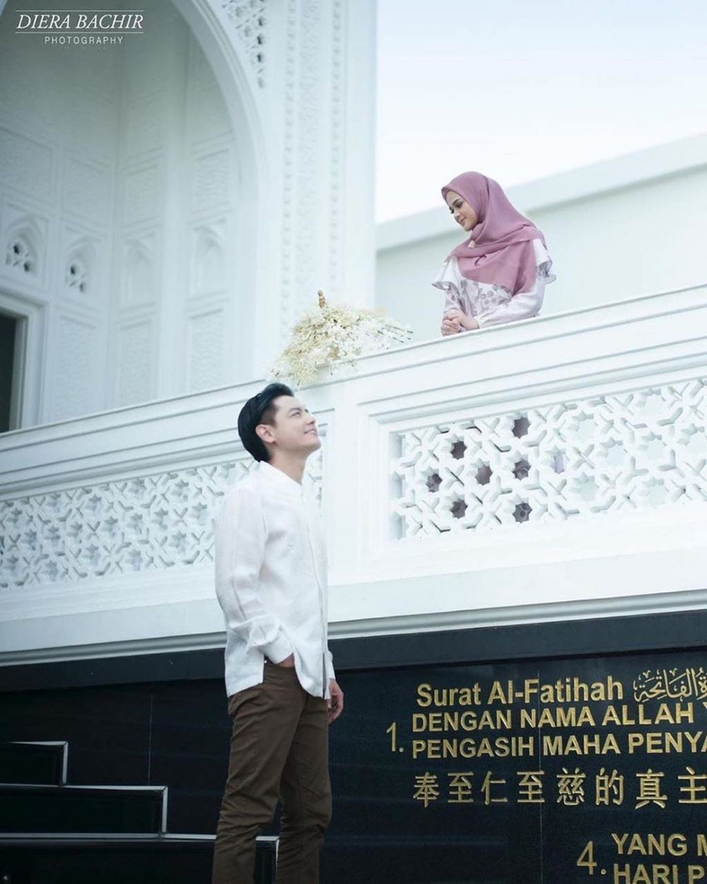 Pesona 10 seleb blasteran pakai baju koko, makin menawan