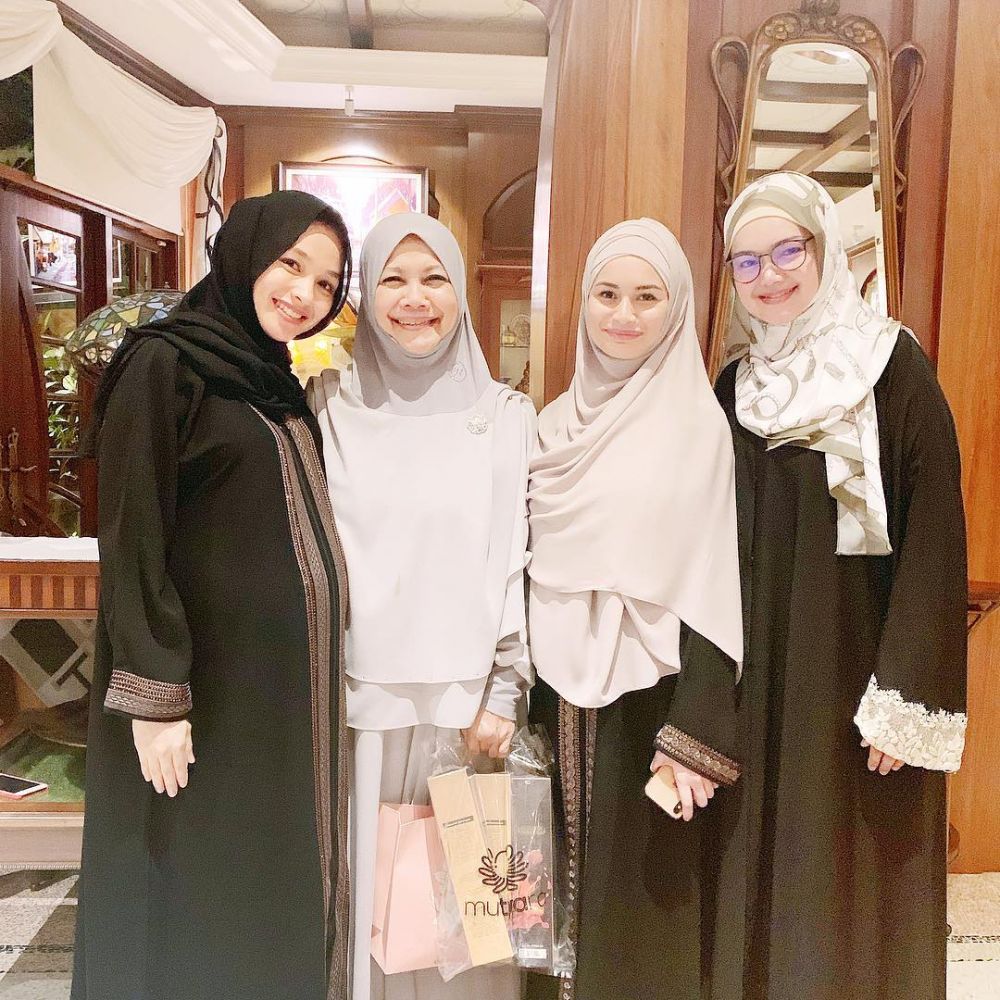 10 Potret kompak Kinanti 'Preman Pensiun' dan Siti Nurhaliza