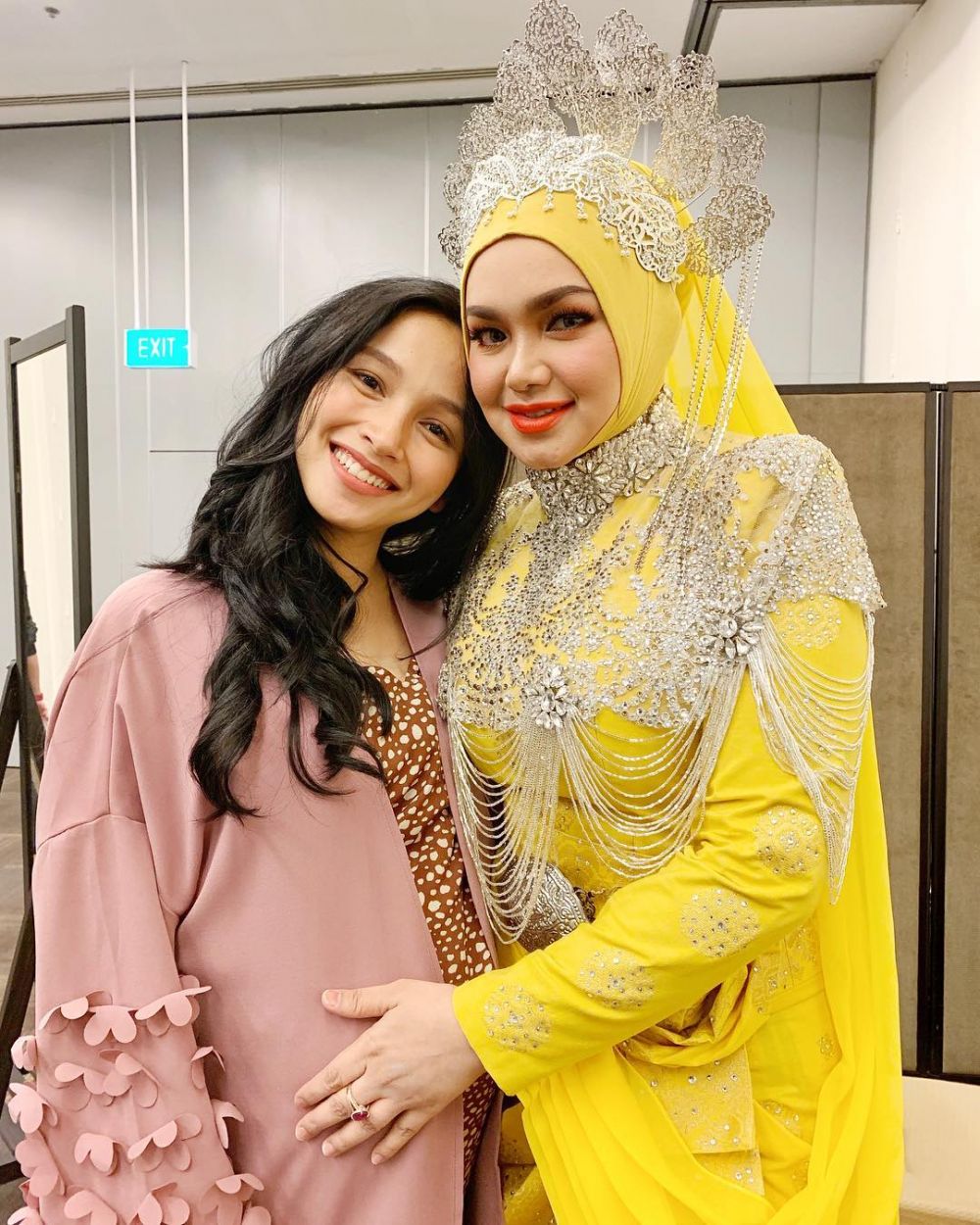 Siti Nurhaliza Dan Zamani : Penyanyi, penulis lagu, penerbit, pengacara