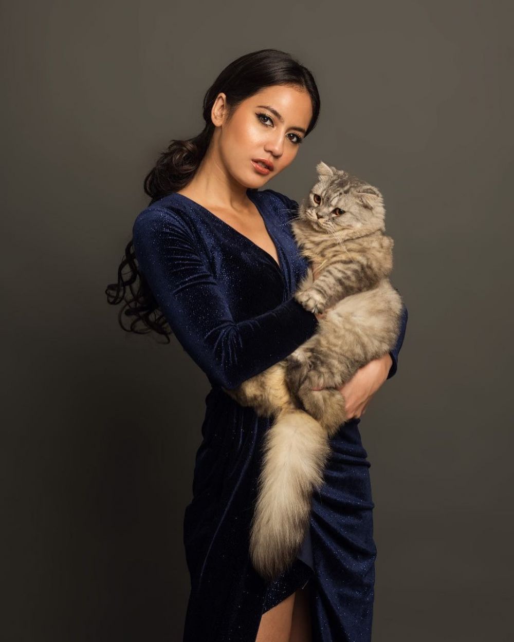 Pemotretan unik 8 seleb bareng kucing, gayanya curi perhatian