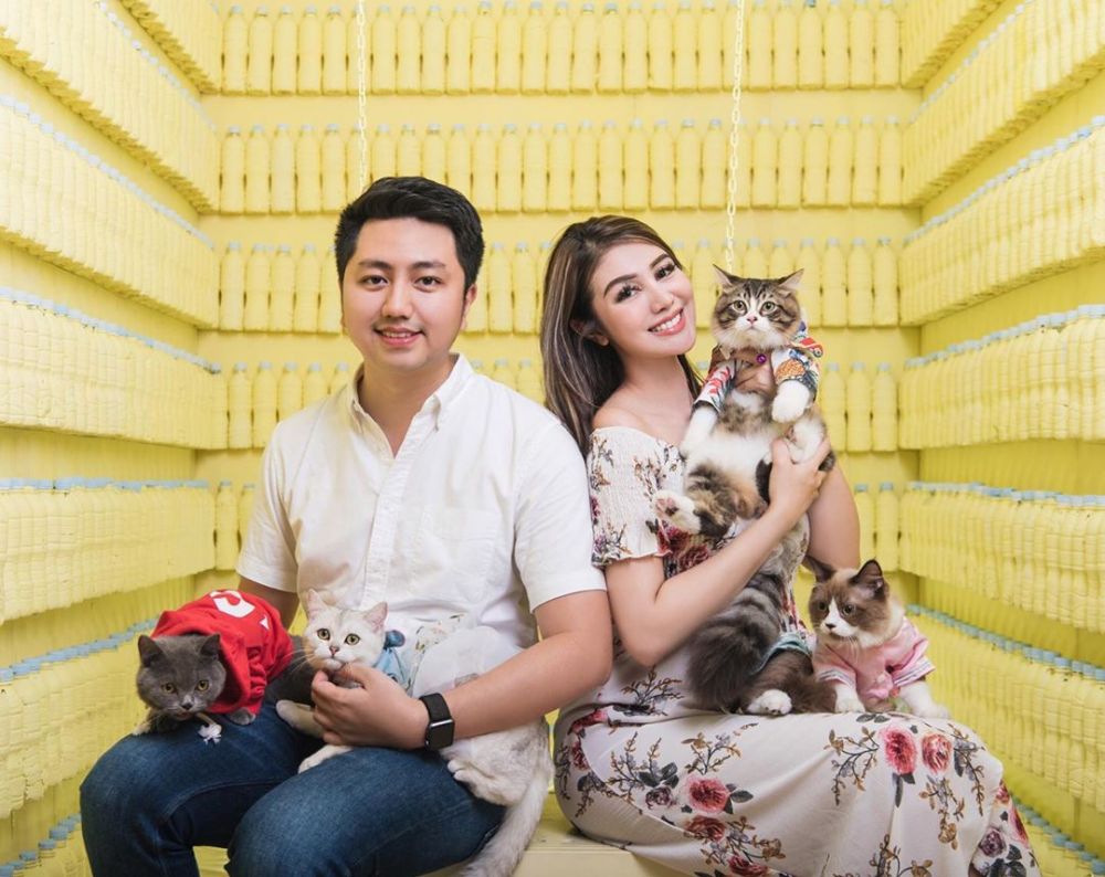 Pemotretan unik 8 seleb bareng kucing, gayanya curi perhatian