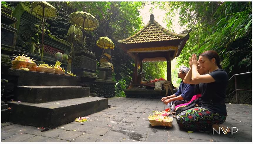 7 Momen Nikita Willy jalani tradisi Melukat saat honeymoon