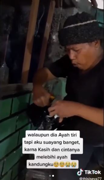 Kisah haru seorang anak hadiahi ayah tiri HP baru ini bikin salut