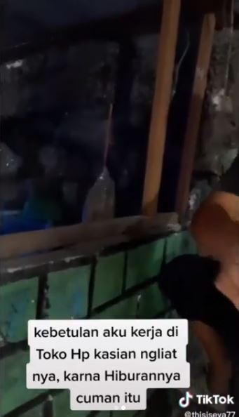 Kisah haru seorang anak hadiahi ayah tiri HP baru ini bikin salut