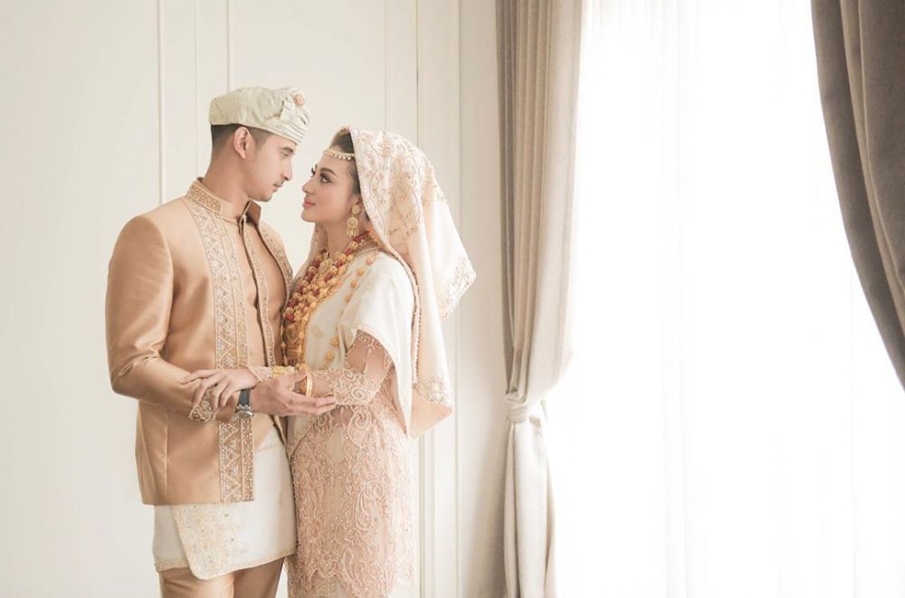 6 Potret prewedding Ali Syakieb dan Margin Wieheerm dengan busana adat
