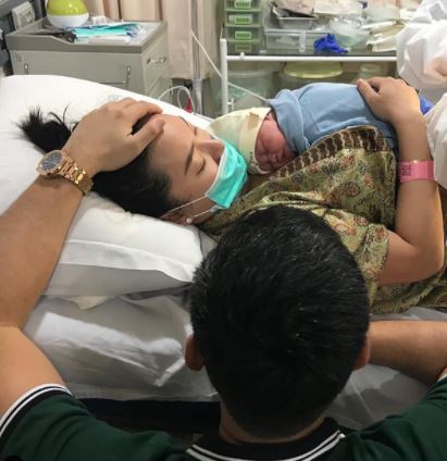 Momen bahagia 6 pedangdut melahirkan anak pertama, penuh perjuangan