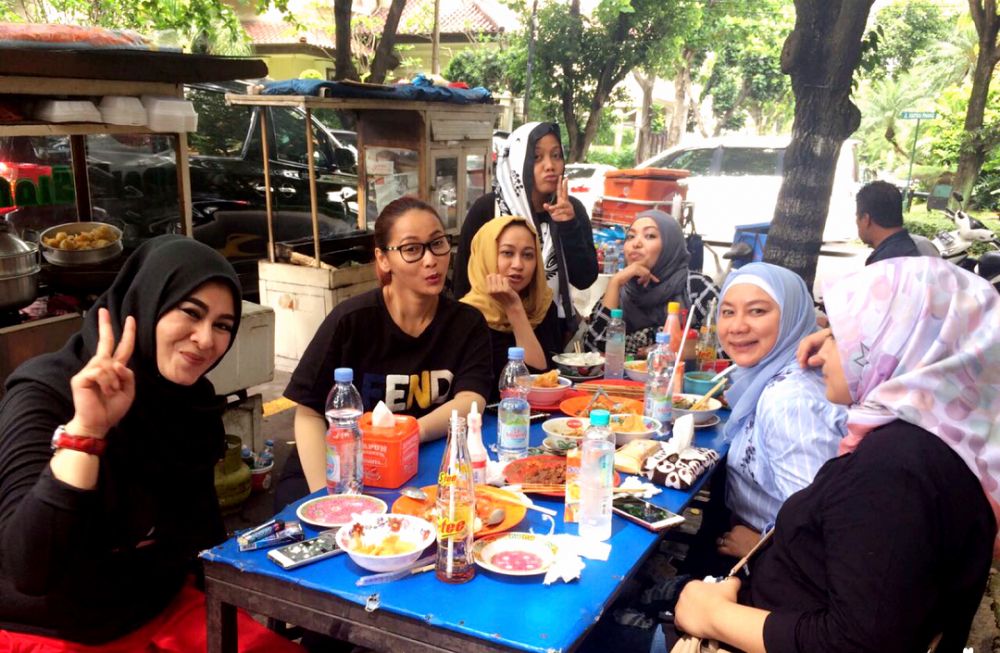 10 Seleb cantik ini nggak segan makan di pinggir jalan, curi perhatian