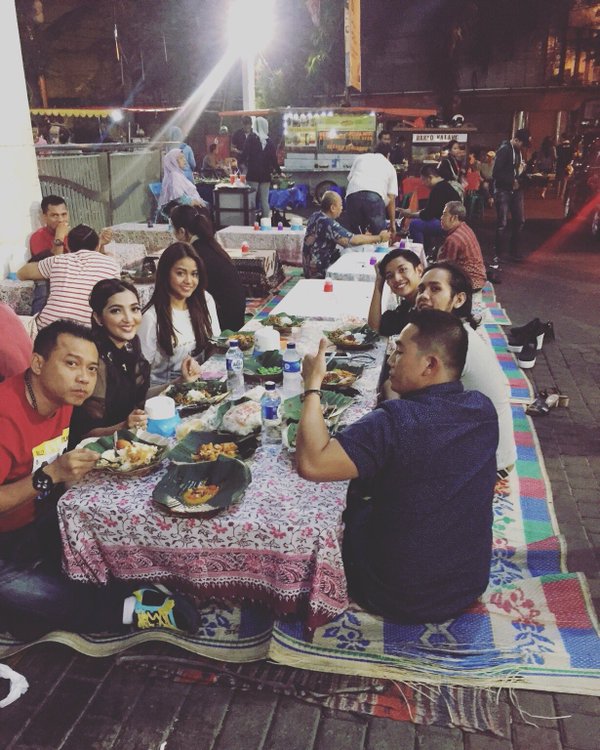 10 Seleb cantik ini nggak segan makan di pinggir jalan, curi perhatian