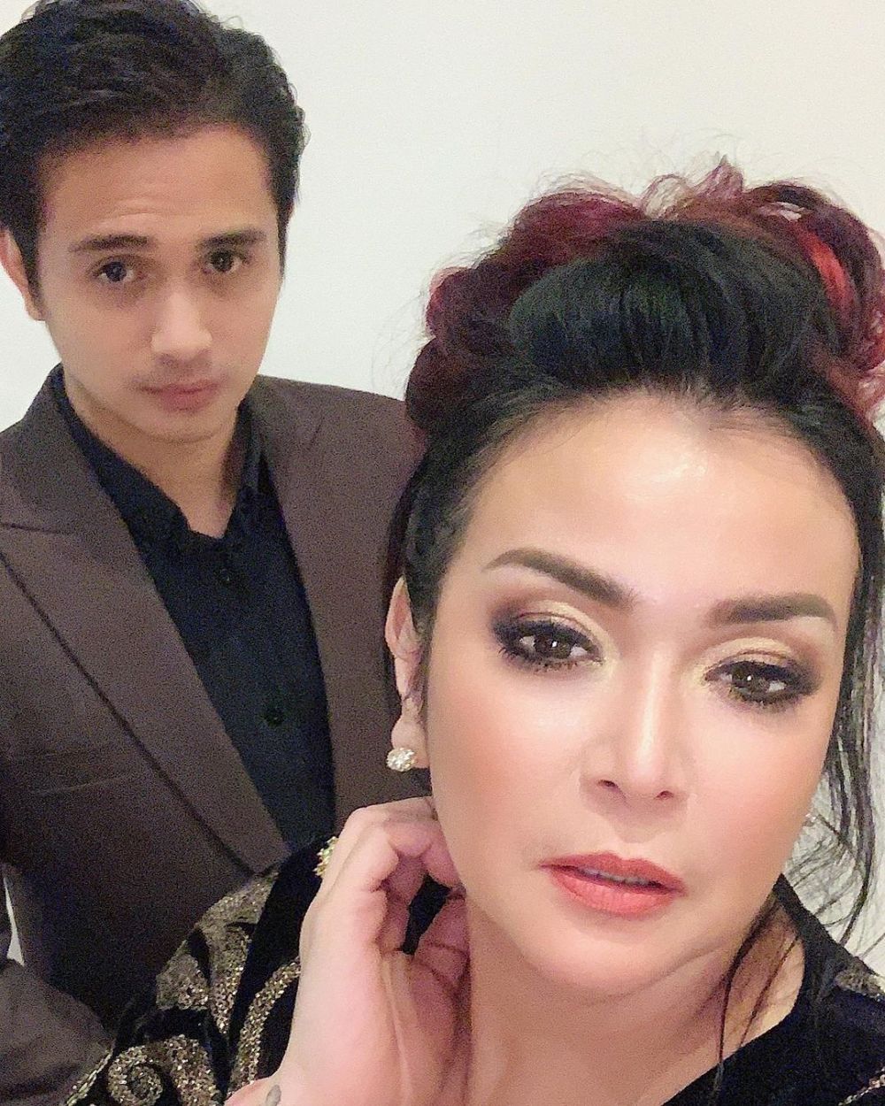 7 Potret Ajun Perwira kondangan, gaya Jennifer Jill curi perhatian
