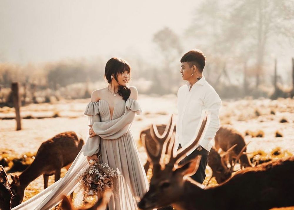 7 Potret prewedding Reza Arap dan Wendy Walters di alam terbuka