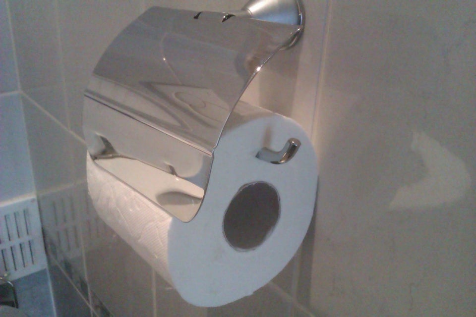 10 Penampakan tisu toilet absurd ini bikin bingung yang pakai