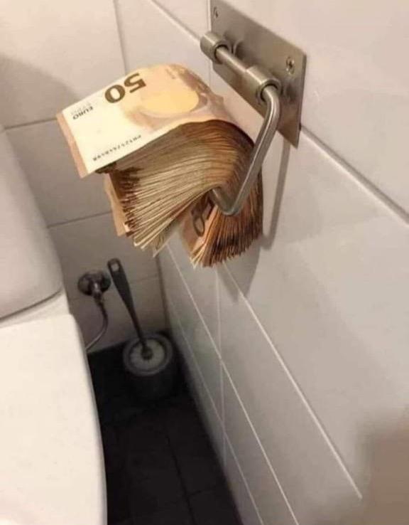 10 Penampakan tisu toilet absurd ini bikin bingung yang pakai