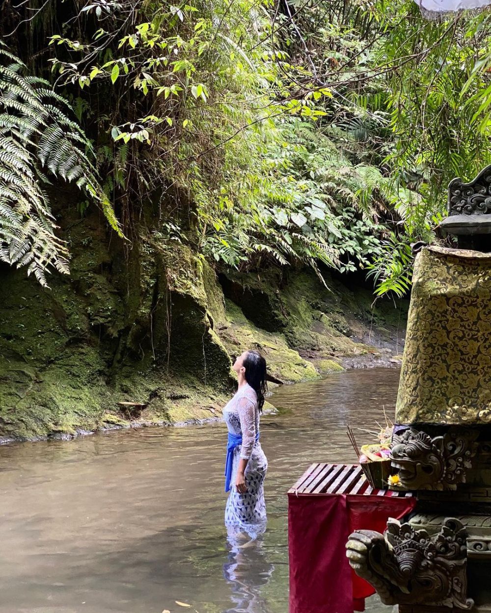 8 Seleb ini ikuti tradisi Melukat, Nikita Willy rasakan energi positif