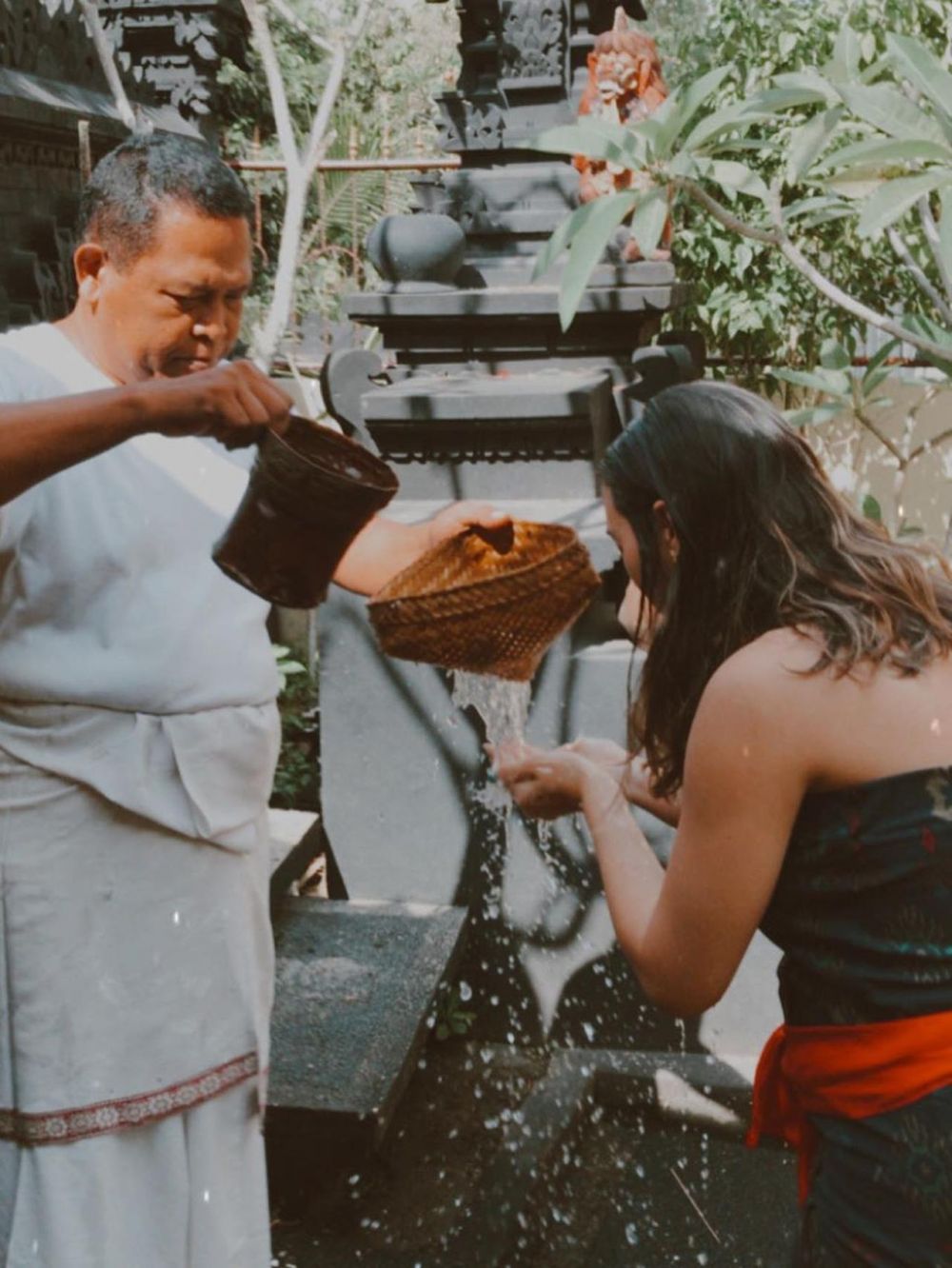 8 Seleb ini ikuti tradisi Melukat, Nikita Willy rasakan energi positif