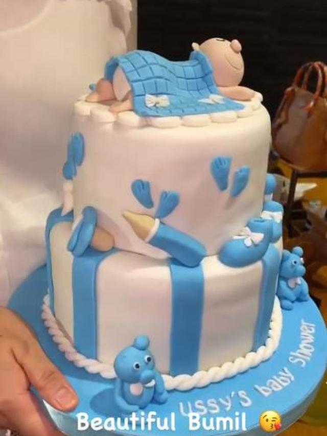 Potret kue baby shower 10 seleb ini unik, bikin sayang dimakan