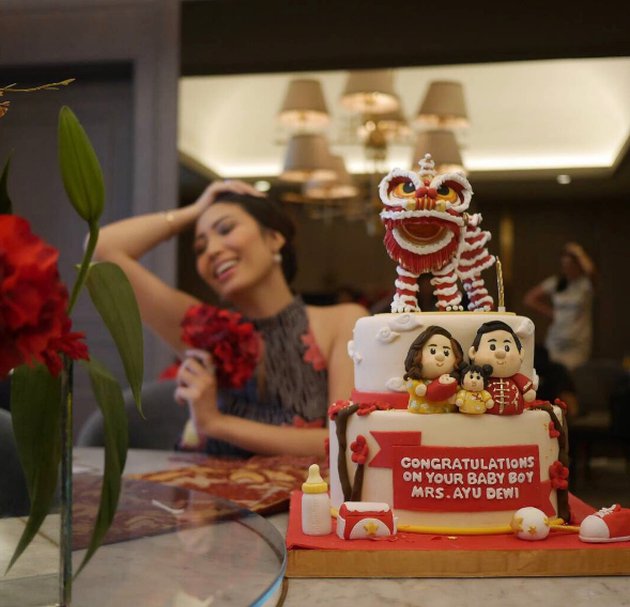 Potret kue baby shower 10 seleb ini unik, bikin sayang dimakan