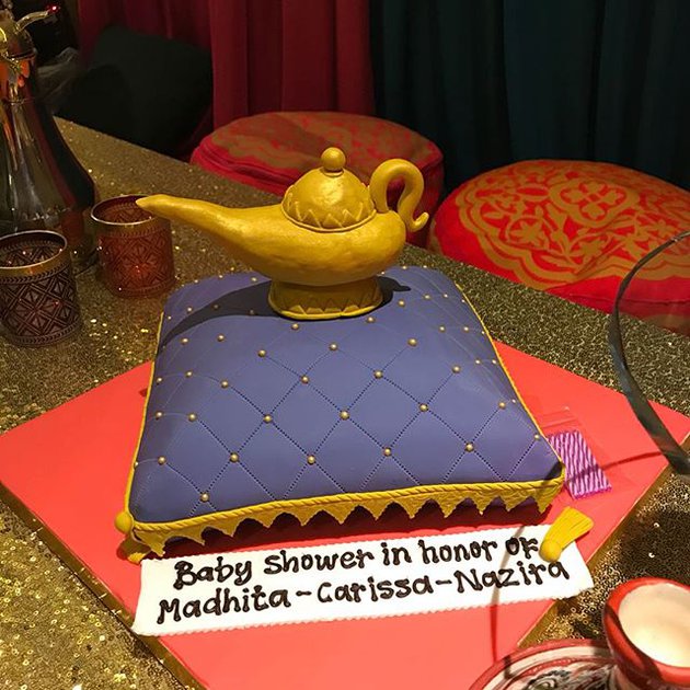Potret kue baby shower 10 seleb ini unik, bikin sayang dimakan