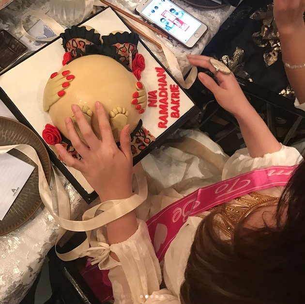 Potret kue baby shower 10 seleb ini unik, bikin sayang dimakan