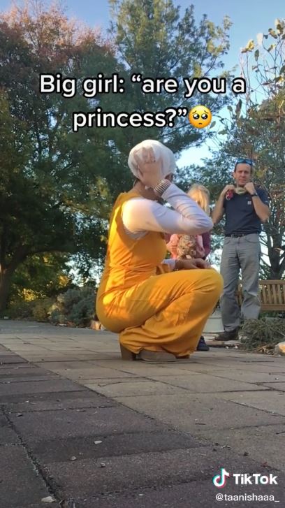 Aksi wanita bertemu gadis kecil saat photoshoot ini bikin salut