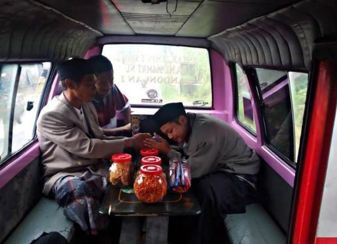 20 Potret absurd orang di kendaraan umum ini bikin mikir dua kali